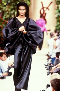 YvesSaintLaurent1988HauteCoutureFW54.thumb.jpg.821f82d14c252af805ce93972ff698f3.jpg