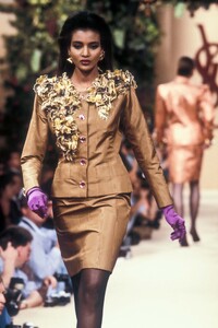 YvesSaintLaurent1988HauteCoutureFW60.thumb.jpg.fc683c1c875ed5e66162fefbfc2fba65.jpg