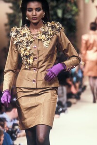 YvesSaintLaurent1988HauteCoutureFW61.thumb.jpg.99345e689061a63ebe250359f422e64a.jpg