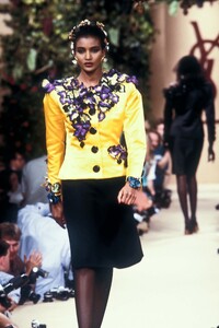 YvesSaintLaurent1988HauteCoutureFW64.thumb.jpg.d01de2244d7727ad2bc75d0f1eb980bd.jpg