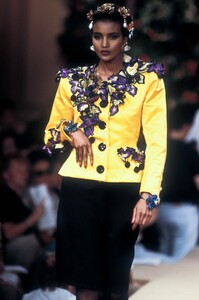 YvesSaintLaurent1988HauteCoutureFW65.thumb.jpg.aed649e856865a23a1479dc0d517bb12.jpg