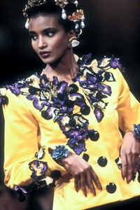 YvesSaintLaurent1988HauteCoutureFW67.thumb.jpg.5e3f50c87e13a0655d810524d7cadcde.jpg