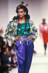 YvesSaintLaurent1989FW2.thumb.jpg.ce4c3a1a2e445b70e229d9bd9bcf1296.jpg