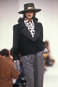 YvesSaintLaurent1989FW4.thumb.jpg.fe263c28688361a3cbfba71b16c98d78.jpg