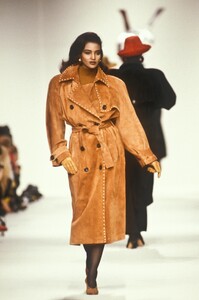 YvesSaintLaurent1989FW7.thumb.jpg.e8a4f117d0e03f98d110e00692789b0e.jpg