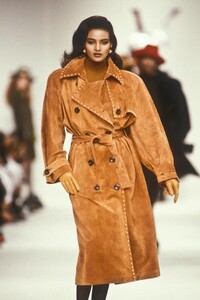 YvesSaintLaurent1989FW8.thumb.jpg.4d2f4fb0af233605ae2571a2abc9162d.jpg
