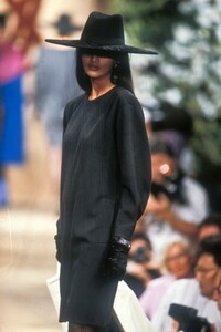 YvesSaintLaurent1989HauteCoutureFW2.thumb.jpg.aea618e5bb8b47688a60706485abc700.jpg