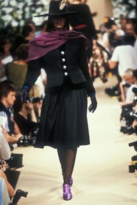 YvesSaintLaurent1989HauteCoutureFW21.thumb.jpg.15b4f29a879d5883f5028d8c3d9fa876.jpg