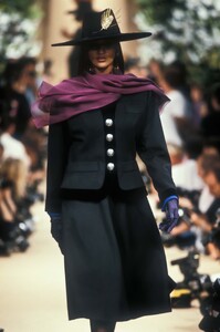 YvesSaintLaurent1989HauteCoutureFW22.thumb.jpg.ab93620f695ebc229ae9e407fd19e4b4.jpg