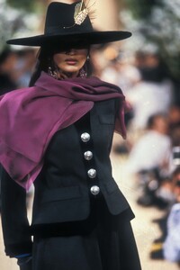 YvesSaintLaurent1989HauteCoutureFW23.thumb.jpg.28180787fb77e62450aff763a77b98bb.jpg