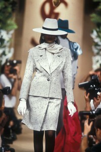 YvesSaintLaurent1989HauteCoutureFW24.thumb.jpg.b6b05783f269191e92707ec3ec6f2443.jpg