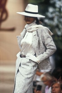 YvesSaintLaurent1989HauteCoutureFW26.thumb.jpg.d3ffd8ac26f663dfd6a52bd88aef8769.jpg
