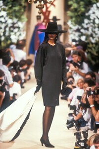 YvesSaintLaurent1989HauteCoutureFW3.thumb.jpg.6237348a49f862b5380360827b460ff3.jpg