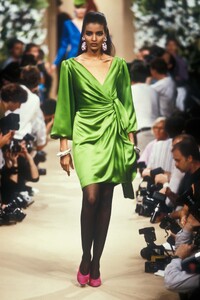 YvesSaintLaurent1989HauteCoutureFW33.thumb.jpg.7edba6f960b5de86c575c23dbe96f810.jpg