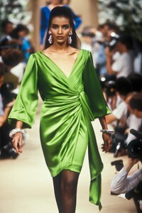 YvesSaintLaurent1989HauteCoutureFW34.thumb.jpg.ff5c27613e06e7d7bc52ae3461615ddb.jpg