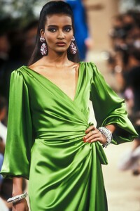YvesSaintLaurent1989HauteCoutureFW35.thumb.jpg.5adce40a907f52927899c1bed9593430.jpg