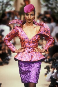 YvesSaintLaurent1989HauteCoutureFW45.thumb.jpg.81fc21c1a002c8bc846d7c67f490344e.jpg