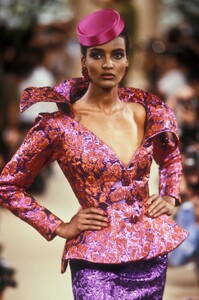 YvesSaintLaurent1989HauteCoutureFW46.thumb.jpg.a1b8c9099da1f8fe210dd17330f2a074.jpg