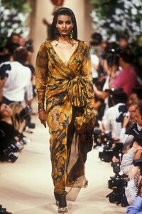 YvesSaintLaurent1989HauteCoutureFW47.thumb.jpg.ad81f23019ae920169b018d70e26e079.jpg