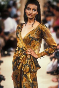 YvesSaintLaurent1989HauteCoutureFW48.thumb.jpg.37fd243f633d35703c6b807d2e26bae8.jpg