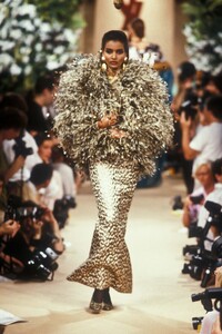 YvesSaintLaurent1989HauteCoutureFW55.thumb.jpg.1198f0c03cd15b34ef0f1c813611a2b6.jpg