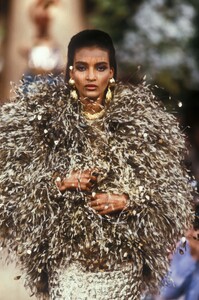 YvesSaintLaurent1989HauteCoutureFW56.thumb.jpg.092b7dfd710df61c6afdbefc39c8dbf4.jpg