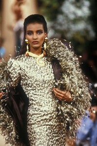 YvesSaintLaurent1989HauteCoutureFW57.thumb.jpg.4f1b66dd881d5a2d1bb4e885c9681ea3.jpg