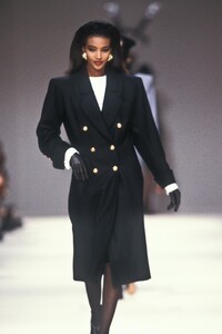 YvesSaintLaurent1989SS131.thumb.jpg.e46e3fb512e59119243da248e37ac543.jpg