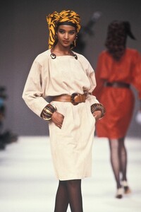 YvesSaintLaurent1989SS133.thumb.jpg.4c490ab8664cf2fcbe53d49bfd3d11e6.jpg