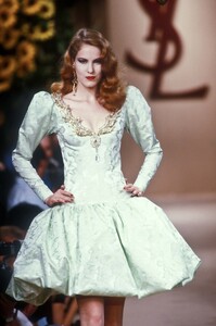 YvesSaintLaurent1990HauteCouture158.thumb.jpg.0a719fcd3450a85162e017e547fa0ba7.jpg
