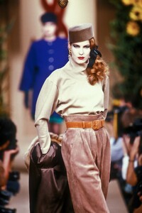 YvesSaintLaurent1990HauteCouture28.thumb.jpg.84e7566709e5379c1161ec46fa5b1119.jpg