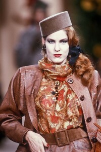 YvesSaintLaurent1990HauteCouture52.thumb.jpg.d768788015a2325ae51203bed2f8bbfa.jpg