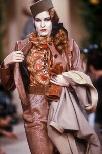 YvesSaintLaurent1990HauteCouture54.thumb.jpg.2eb2322f87044dfb7695a2cf2ef73266.jpg