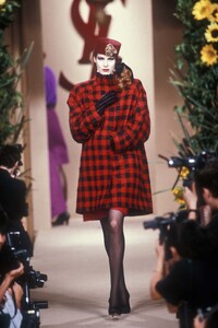YvesSaintLaurent1990HauteCouture56.thumb.jpg.4d0773019f4bd8ff925d18f83e586ae5.jpg