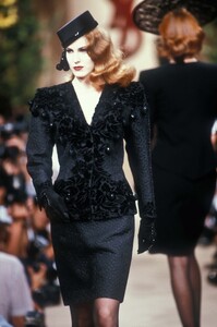 YvesSaintLaurent1990HauteCouture95.thumb.jpg.95090df6273fb992c6b63f01eac2c0b9.jpg