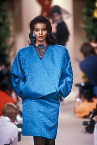 YvesSaintLaurent1990HauteCoutureFW40.thumb.jpg.d26c08bb1a747ae489d343a823919e4c.jpg