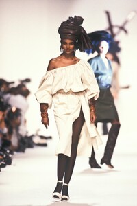 Yves Saint Laurent 1990 Women RTW 108.jpg