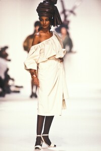 Yves Saint Laurent 1990 Women RTW 110.jpg