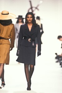 Yves Saint Laurent 1990 Women RTW 13.jpg