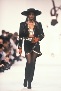 Yves Saint Laurent 1990 Women RTW 224.jpg