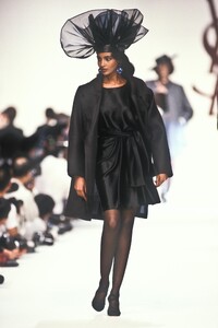 Yves Saint Laurent 1990 Women RTW 250.jpg