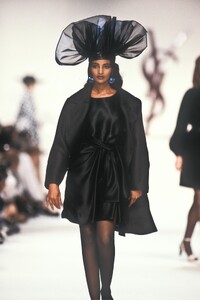 Yves Saint Laurent 1990 Women RTW 251.jpg