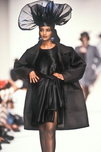 Yves Saint Laurent 1990 Women RTW 252.jpg