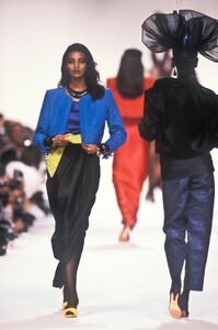Yves Saint Laurent 1990 Women RTW 353.jpg