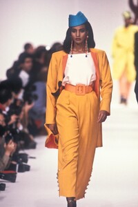 YvesSaintLaurent1991SS1.thumb.jpg.bd57ce6924a3620975ce33cdee39ef41.jpg