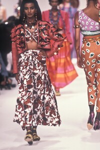 YvesSaintLaurent1991SS7.thumb.jpg.55411a2004012711204fd97a1899acad.jpg