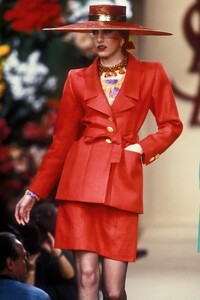 YvesSaintLaurent1992HauteCouture20.thumb.jpg.03d2a01d2eb1bc6f37b4d2dc31ba315b.jpg