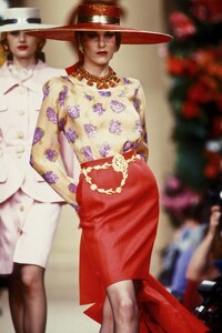 YvesSaintLaurent1992HauteCouture21.thumb.jpg.a5f0d3dd44ab177a7e84e2efe766a036.jpg