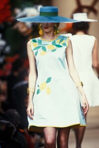 YvesSaintLaurent1992HauteCouture75.thumb.jpg.68c57eb2c65777596b0bf53eeef89528.jpg