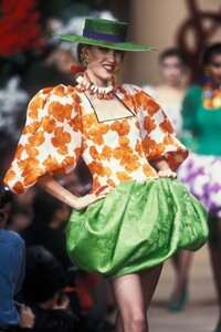 YvesSaintLaurent1992HauteCouture87.thumb.jpg.fc43b238d272ea6527c62f8ff84fe5ca.jpg
